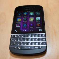 BlackBerry ganz (Bildschirm an) schräg-oben