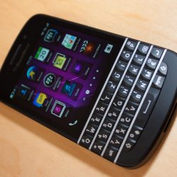 BlackBerry ganz (Bildschirm an) schräg-seite