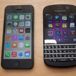BlackBerry und iPhone (Bildschirm an)