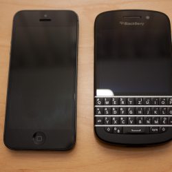 BlackBerry und iPhone (Bildschirm aus)