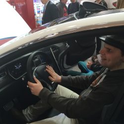 TeslaRomansitzend